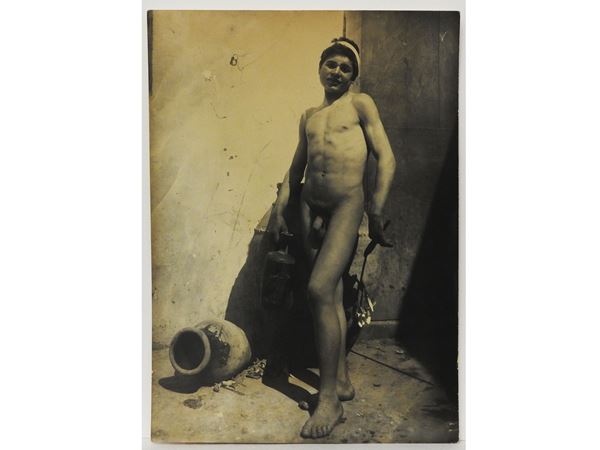 Wilhelm von Gloeden - Taormina Nudo maschile con vaso greco, 1910 circa