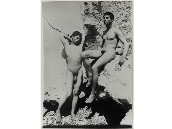 Wilhelm von Gloeden : Taormina Nudi maschili sulle rocce, 1920 circa  ((1856-1931))  - Auction Images of Sicily from the d'Agata Studio and other collections - Maison Bibelot - Casa d'Aste Firenze - Milano