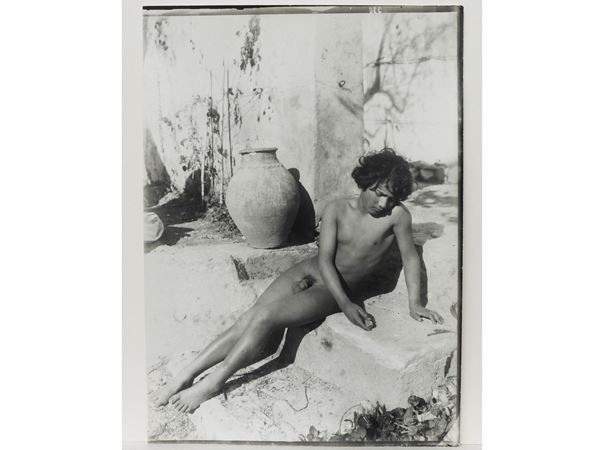 Wilhelm von Gloeden - Taormina Nudo maschile e urna, 1910 circa