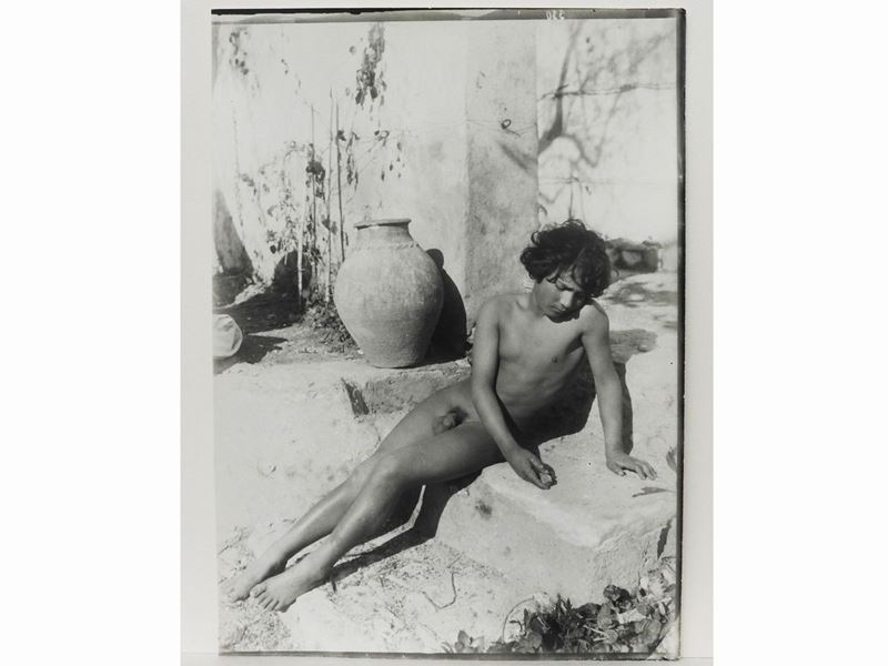 Wilhelm Von Gloeden - Taormina Nudo Maschile e Urna, 1910 Circa