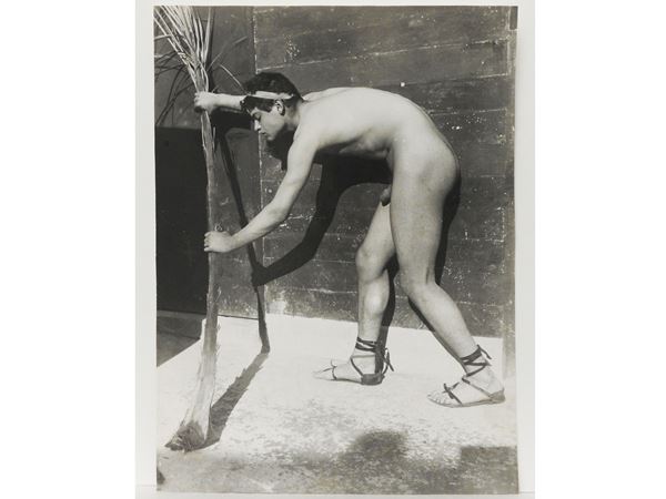 Wilhelm von Gloeden : Taormina Male nude and palm leaf, around 1910  ((1856-1931))  - Auction Images of Sicily from the d'Agata Studio and other collections - Maison Bibelot - Casa d'Aste Firenze - Milano