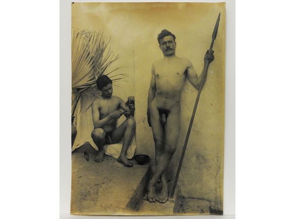 Wilhelm von Gloeden - Taormina Nudi maschili con lancia e vasi antichi, 1920 circa