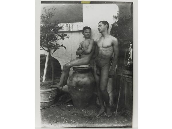 Wilhelm von Gloeden - Taormina Nudi maschili e giara, 1910 circa