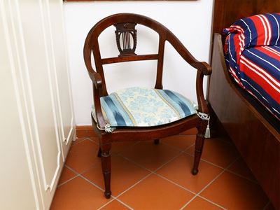 Poltroncina a Pozzetto in Noce