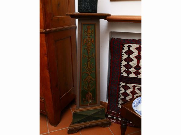 Pair of vase-holder columns in lacquered wood
