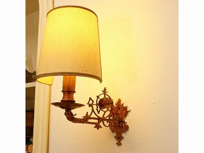 Coppia di Piccole Appliques a Braccio in Metallo Dorato