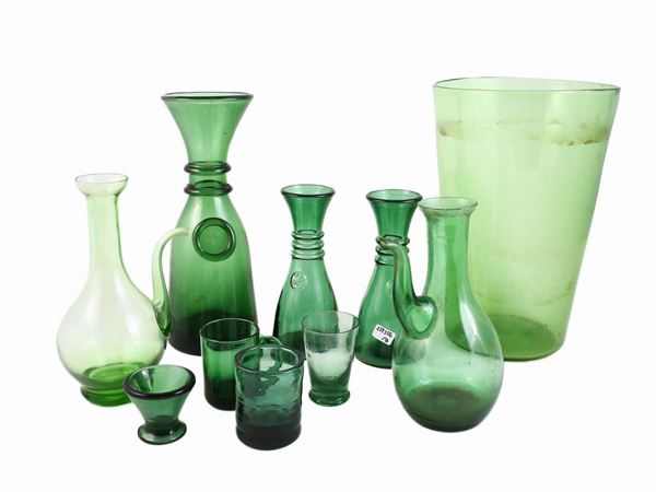 Lot of curiosities for the green glass table from Empoli