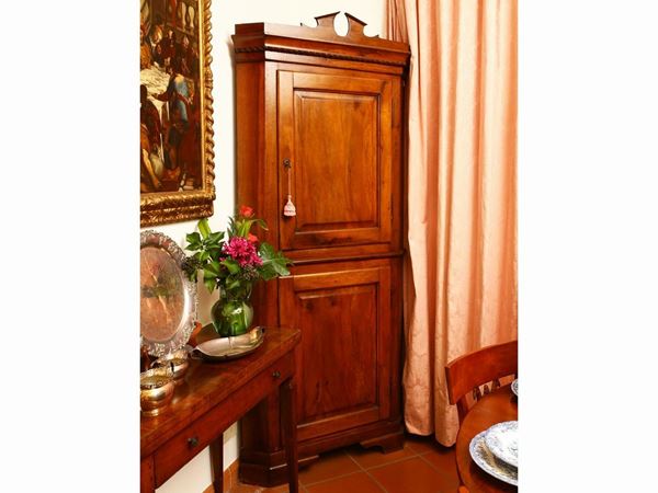 Walnut corner cupboard  (nineteenth century)  - Auction Furniture and Paintings from the Piero Quaglia Foundation - Maison Bibelot - Casa d'Aste Firenze - Milano