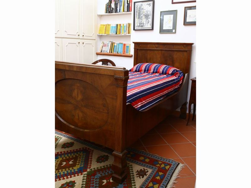 Letto Singolo a Barca Impiallacciato in Piuma di Noce