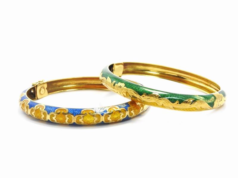 Due Bracciali Rigidi in Oro Giallo e Smalti Policromi