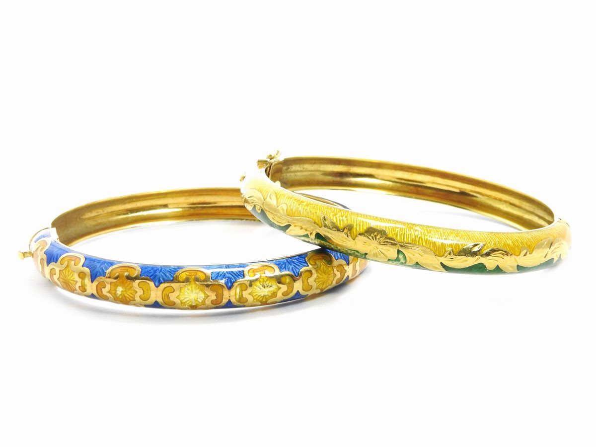 Due Bracciali Rigidi in Oro Giallo e Smalti Policromi