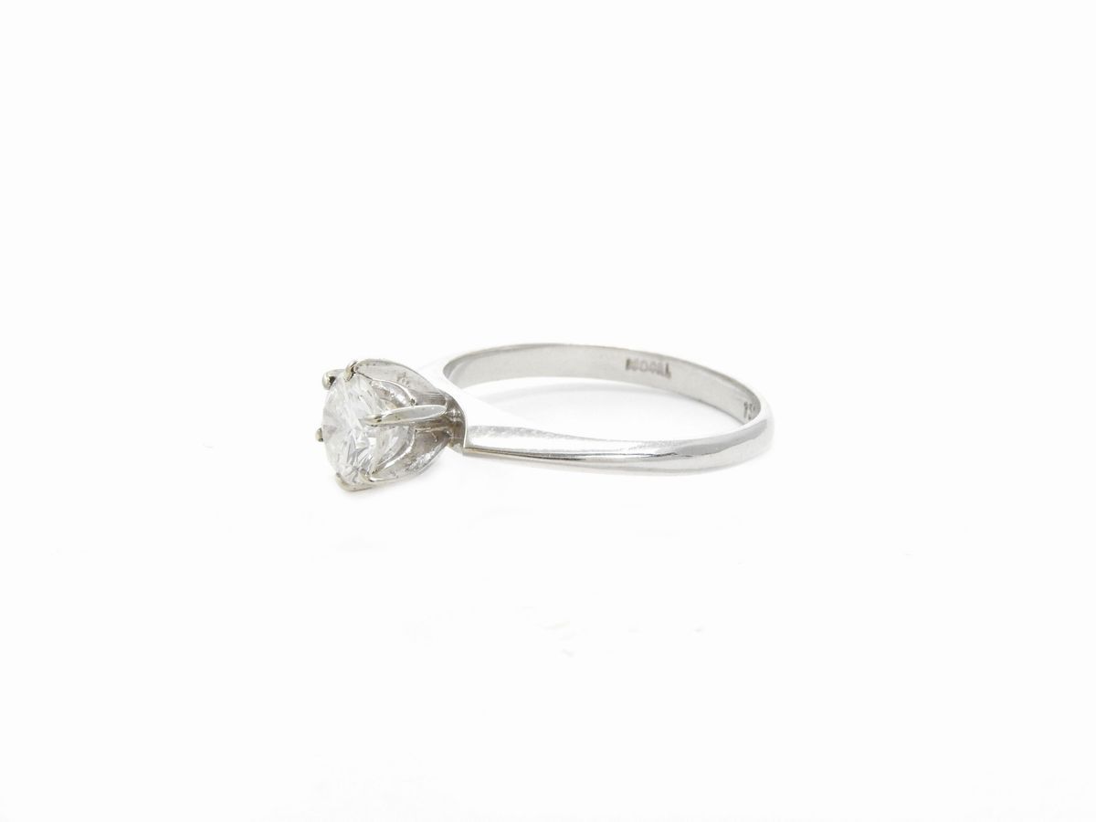 Anello Solitario in Oro Bianco con Diamante