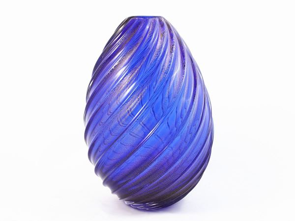 Uovo in vetro blu con inclusioni di avventurina
