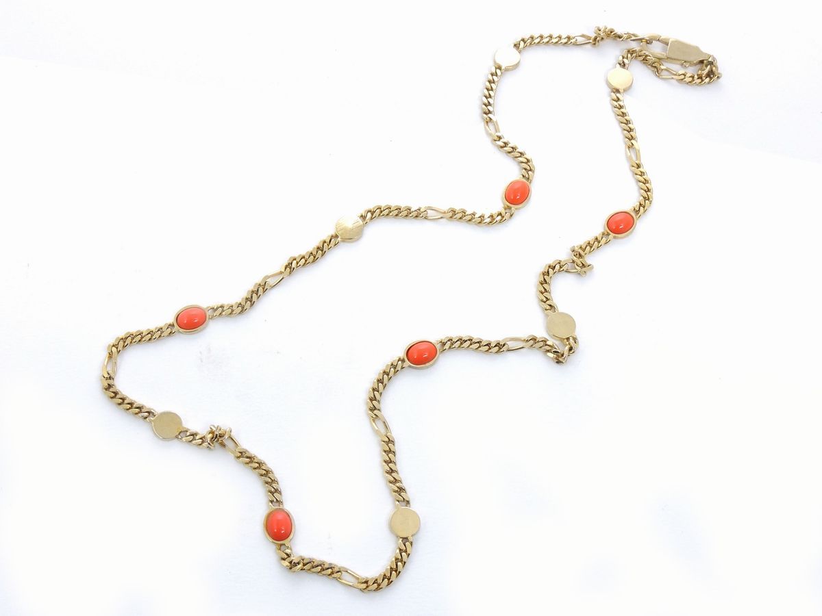 Lunga Collana in Metallo Dorato e Vetro, Cascio