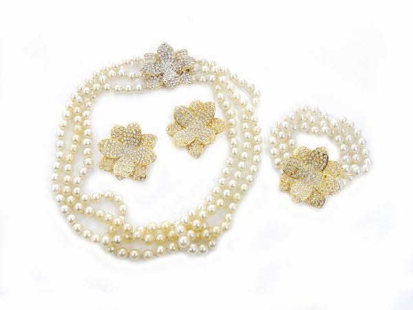 Simulated pearls, golden metal and rhinestones parure
