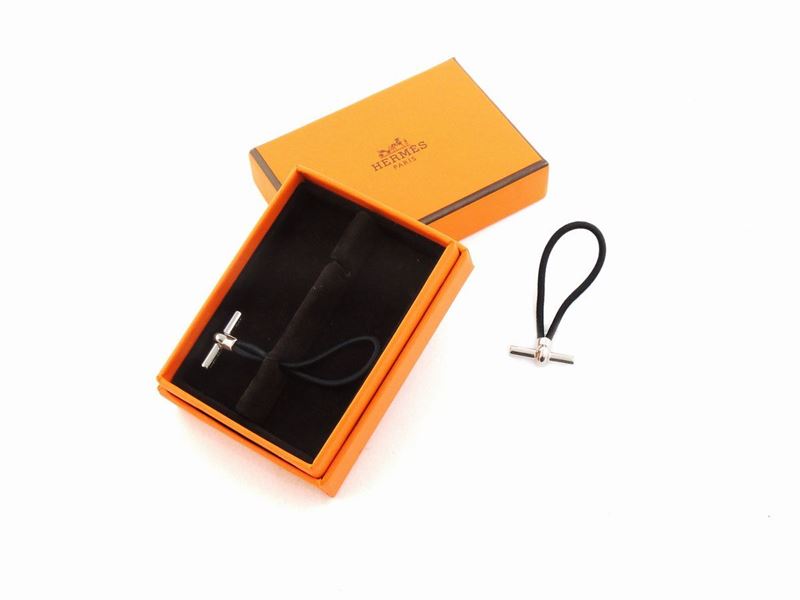 Paio di Gemelli in Metallo Argentato e Elastico Nero, Hermès
