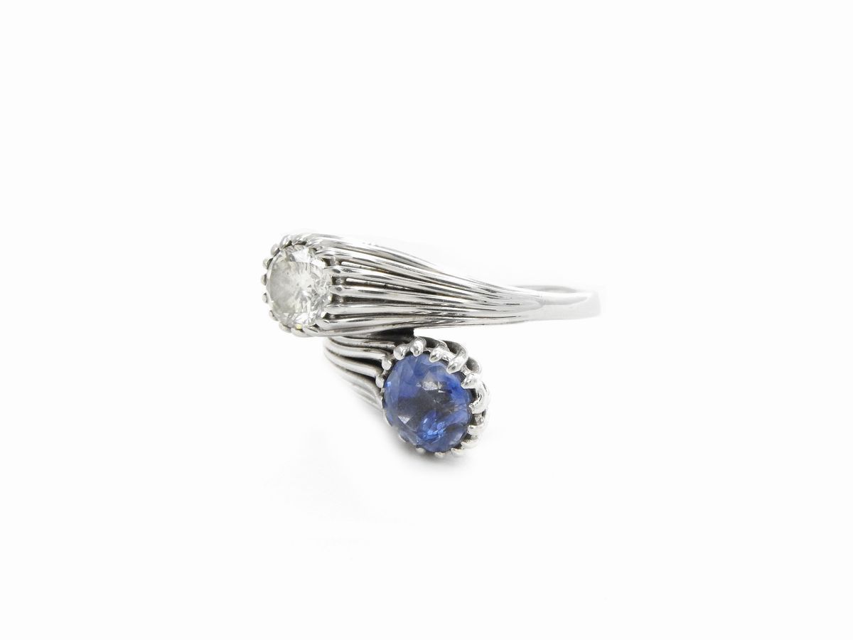 Anello Contrariè in Oro Bianco con Diamate e Zaffiro