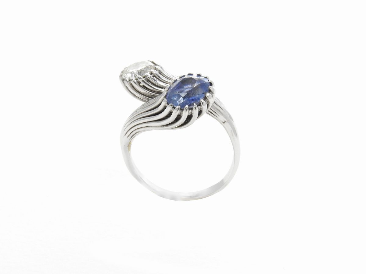 Anello Contrariè in Oro Bianco con Diamate e Zaffiro