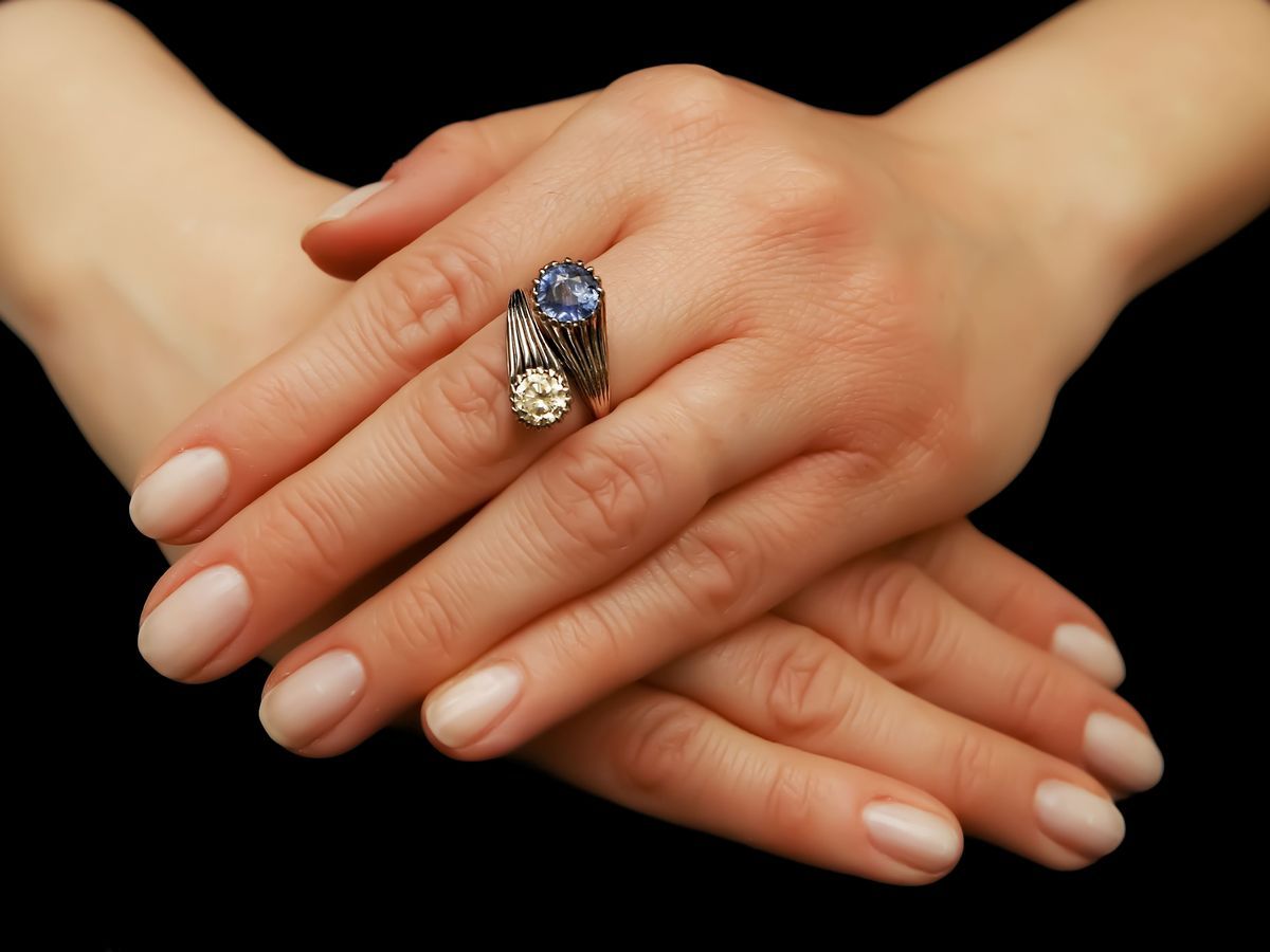 Anello Contrariè in Oro Bianco con Diamate e Zaffiro