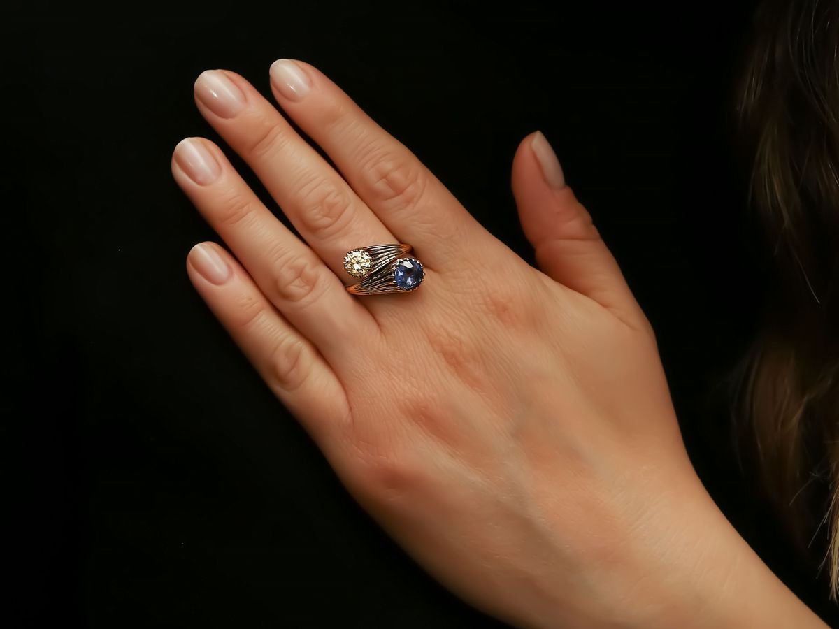 Anello Contrariè in Oro Bianco con Diamate e Zaffiro