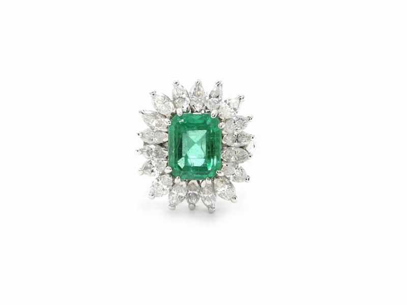 Anello in Oro Bianco con Diamanti e Smeraldo