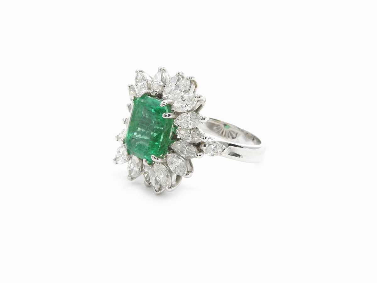 Anello in Oro Bianco con Diamanti e Smeraldo