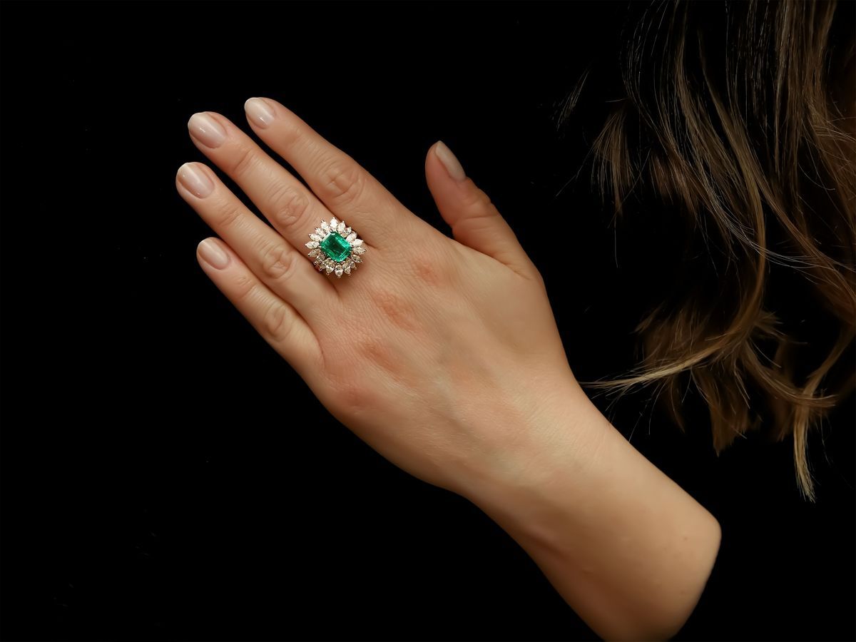 Anello in Oro Bianco con Diamanti e Smeraldo