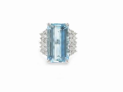 Anello in Oro Bianco con Diamanti e Acquamarina
