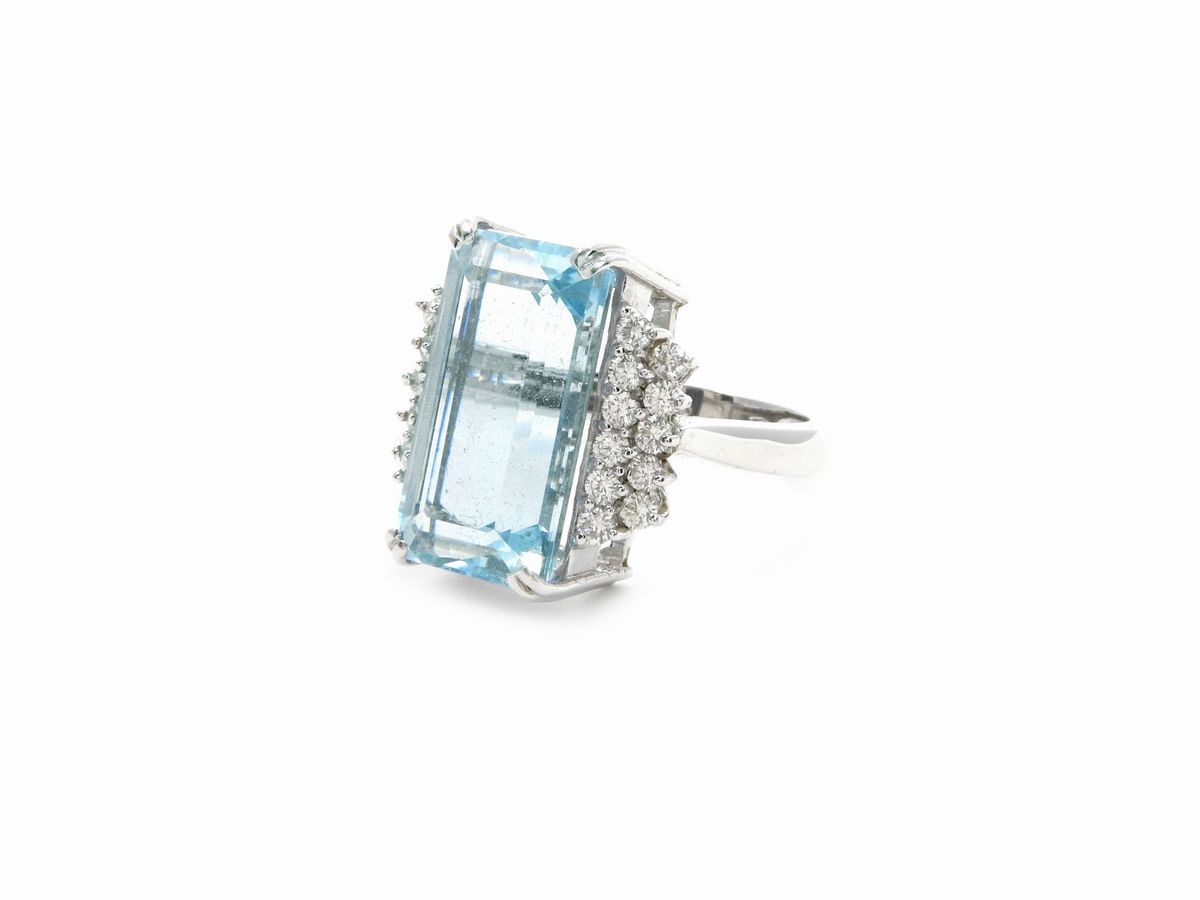 Anello in Oro Bianco con Diamanti e Acquamarina
