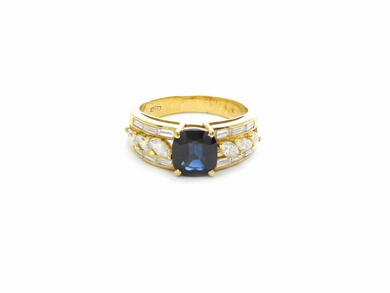 Anello a Fascia in Oro Giallo con Diamanti e Zaffiro