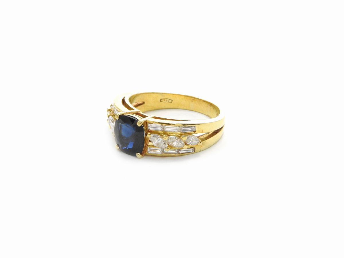 Anello a Fascia in Oro Giallo con Diamanti e Zaffiro