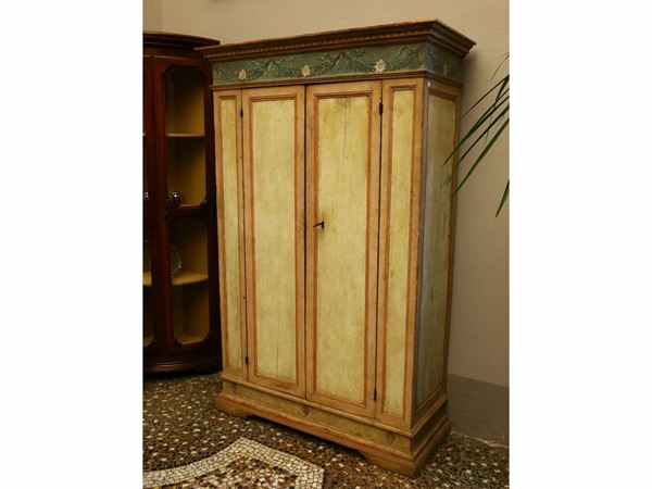Wardrobe in ivory lacquered wood