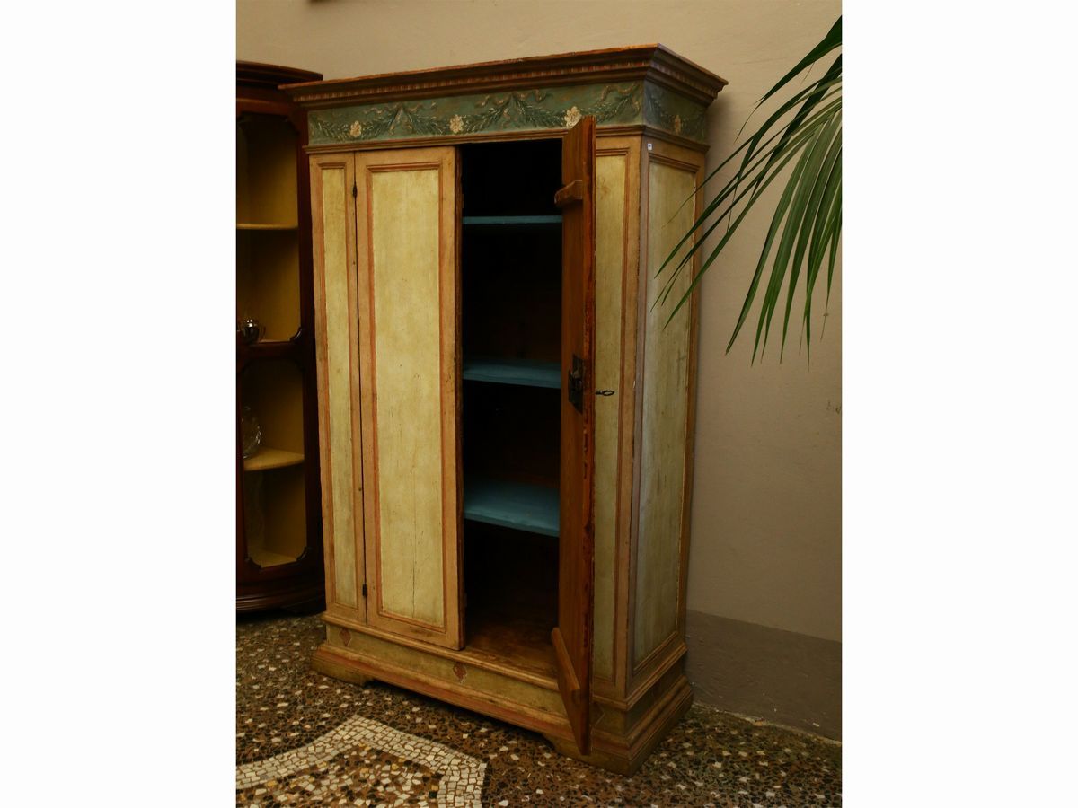 Armadio in Legno Laccato Color Avorio