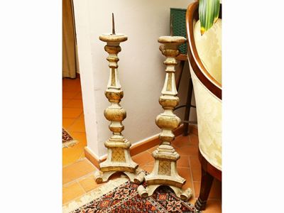 Due Torciere in Legno Intagliato, Laccato e Dorato