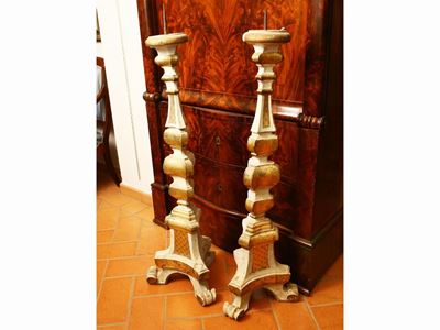 Due Torciere in Legno Intagliato, Laccato e Dorato
