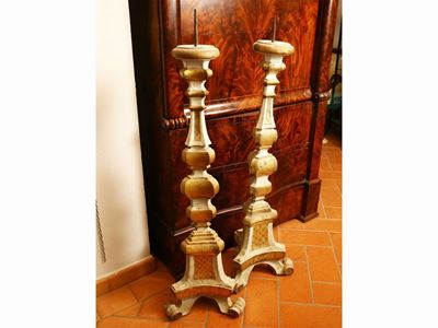Due Torciere in Legno Intagliato, Laccato e Dorato