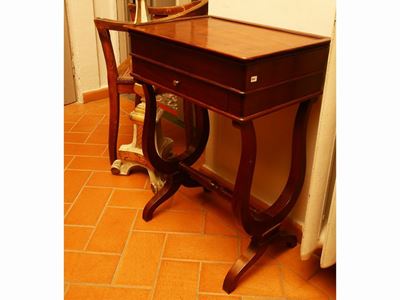 Piccola Toilette Impiallacciata in Piuma di Mogano