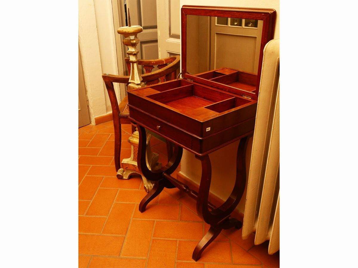 Piccola Toilette Impiallacciata in Piuma di Mogano