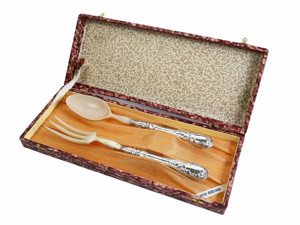 Pair of salad servers with silver handle  - Auction Furniture, silvers, paintings and antique curiosities partly from Villa Mannelli - Maison Bibelot - Casa d'Aste Firenze - Milano
