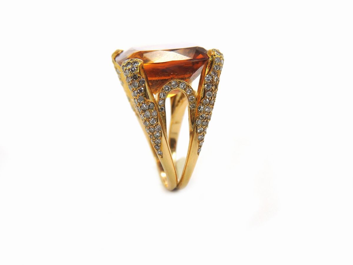 Anello in Oro Giallo con Diamanti e Quarzo Citrino