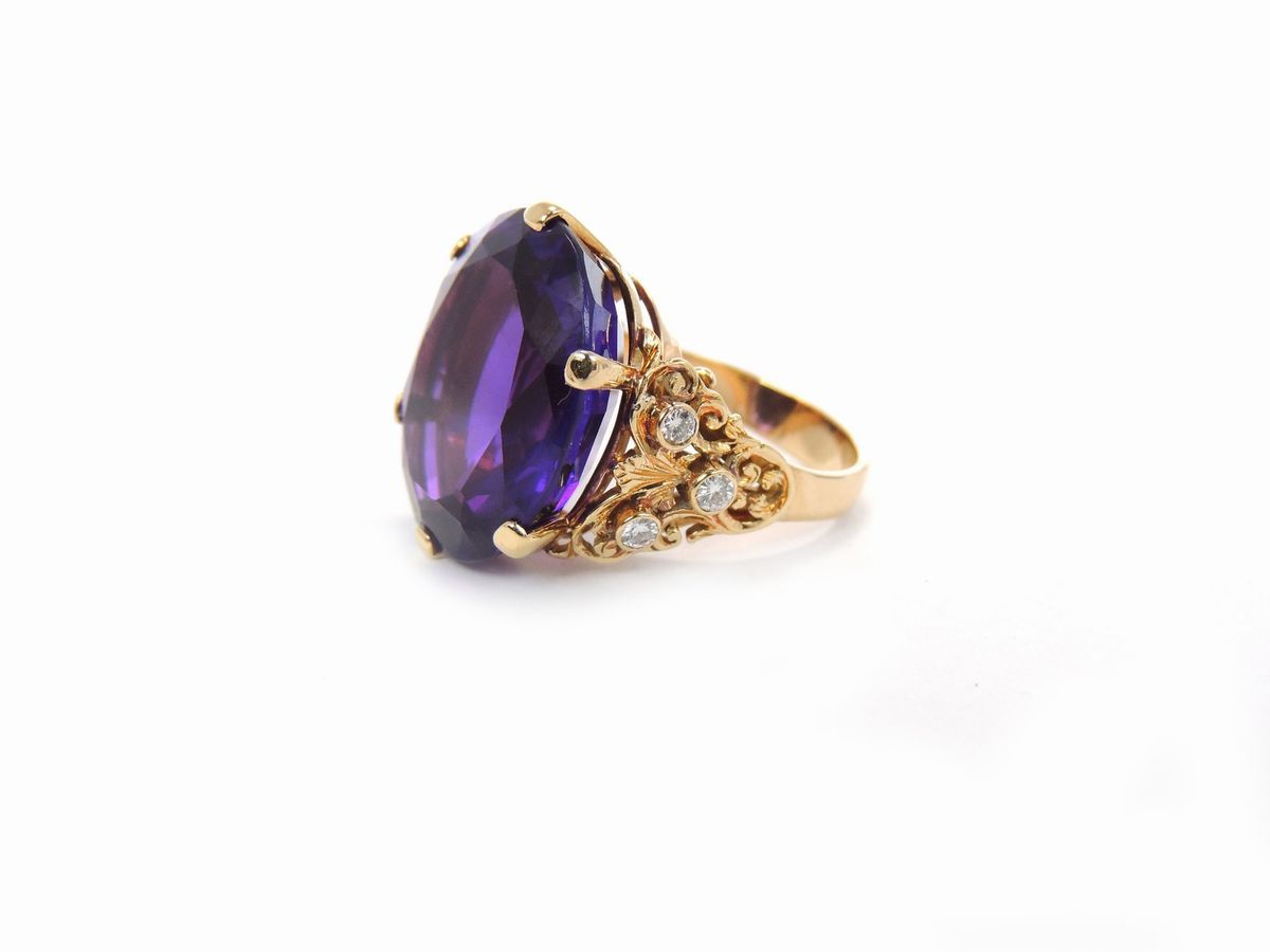 Anello in Oro Giallo con Diamanti e Quarzo Ametista Sintetico