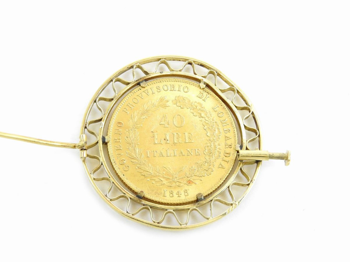 Spilla in Oro Giallo con Moneta