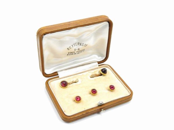 Settepassi yellow gold cufflinks and three fired buttons with garnets