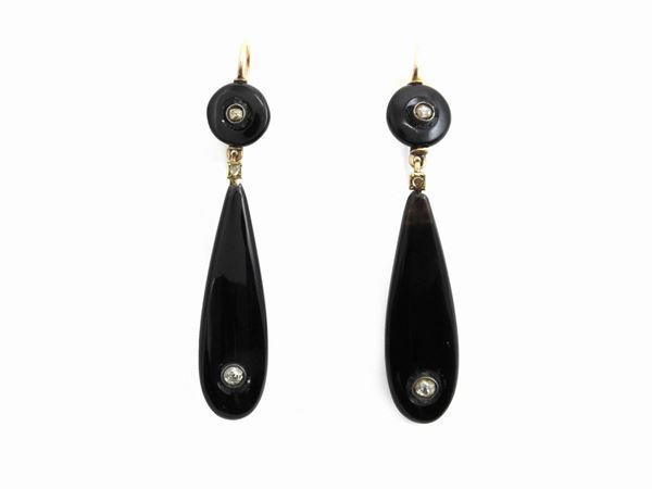 Yellow gold pendant earrings with diamonds and onyx