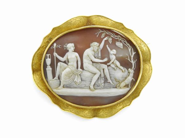 Yellow gold brooch with large shell cameo