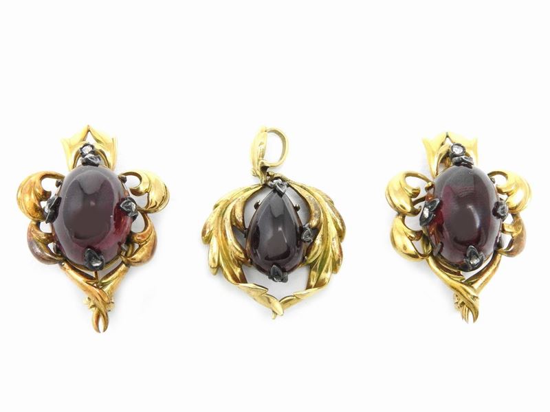 Parure con Due Spille e un Pendente in Oro Giallo e Argento con Diamanti e Granati