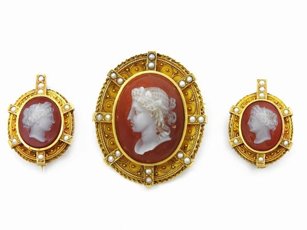 Three yellow gold brooches with micro-pearls and cameos  (Second half of the 19th century)  - Auction Antique jewelry and watches - Maison Bibelot - Casa d'Aste Firenze - Milano