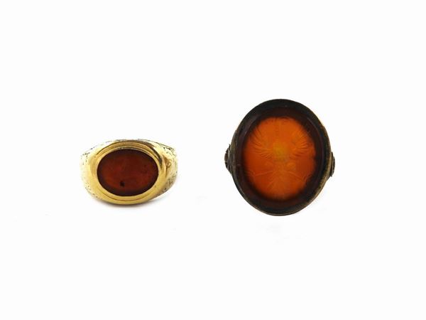 Two yellow gold rings with carnelian carvings