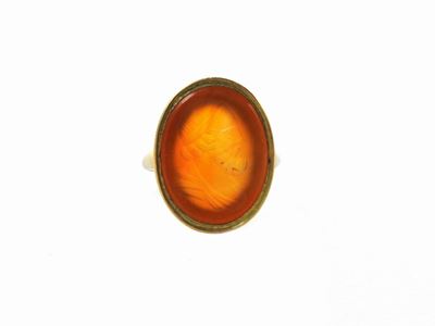 Anello in Oro Giallo con Intaglio in Corniola