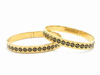 Due Bracciali Rigidi in Oro Giallo con Smalti Neri